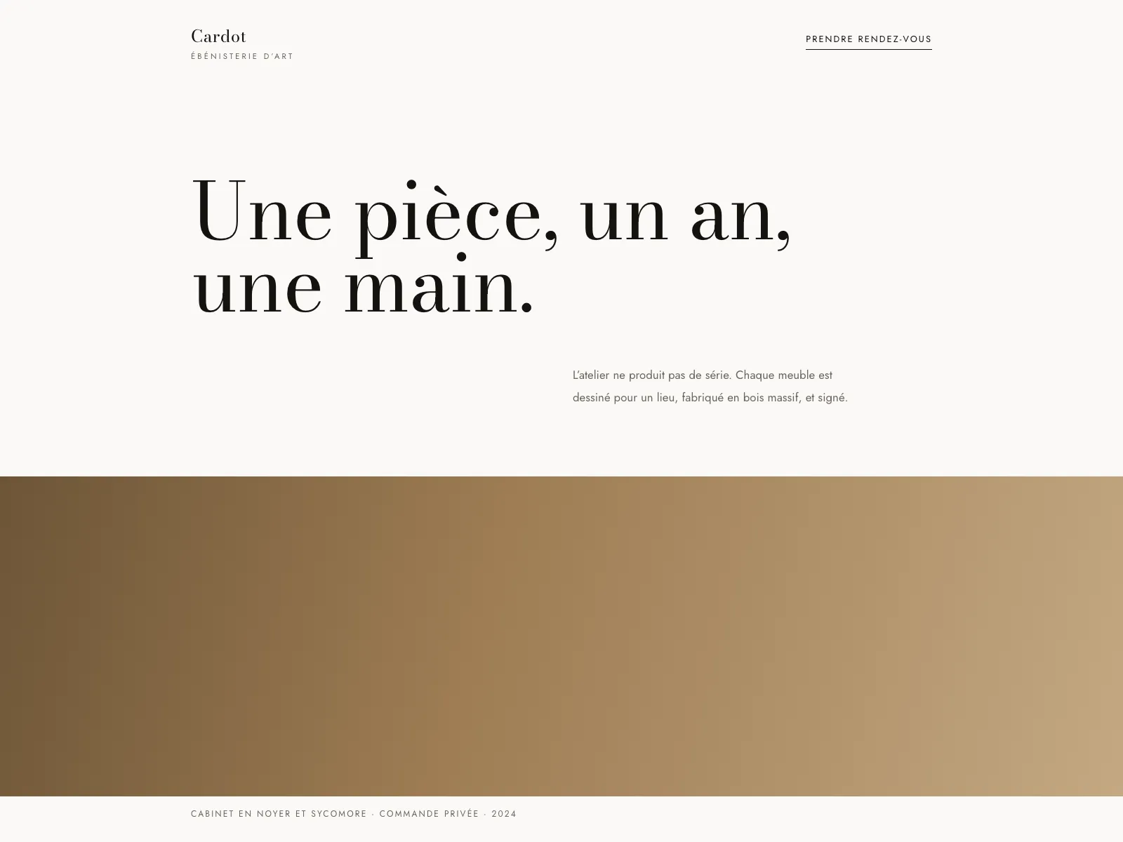 Accueil du site Cardot : immense titre en didone sur fond crème, bandeau de bois pleine largeur.